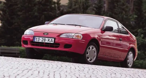 За онези, които скърбят по Hyundai S-Coup&eacute;, Toyota представя Paseo, който е създаден по същия модел. Като такъв той предлага посредствена производителност, за да съответства на скучния външен вид и изживяването при шофиране. 1,5-литровият двигател осигурява 89 к.с. за минимална тръпка. 